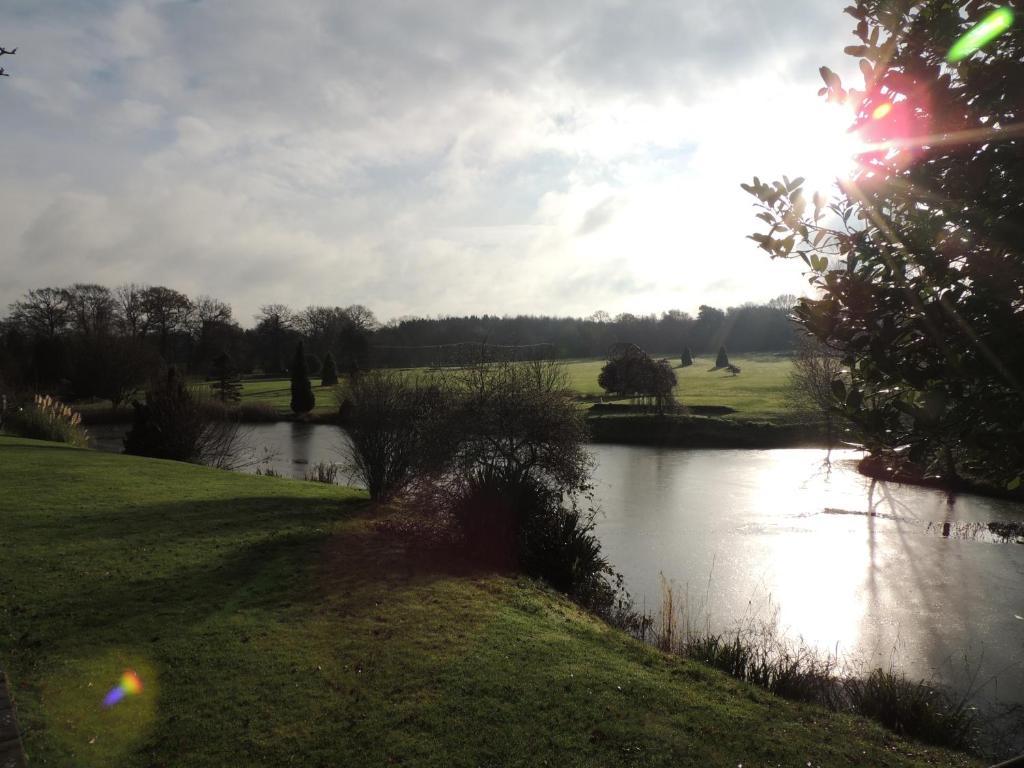 Mannings Heath Hotel Horsham Esterno foto